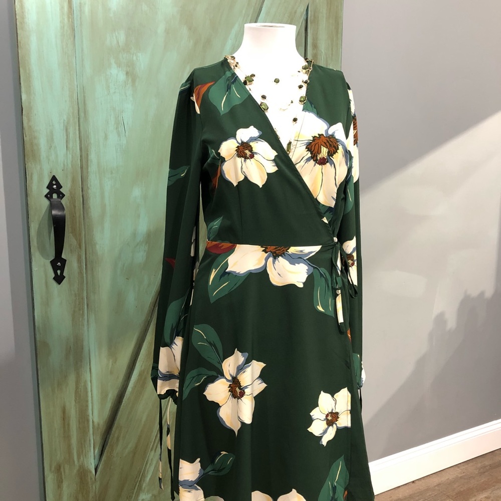 Flattering wrap dress with a silk feel!